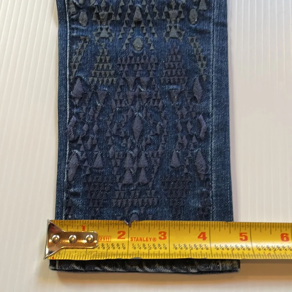 Miss Me Girls skinny ankle blue jean with embroidery detailing. Girls size 8